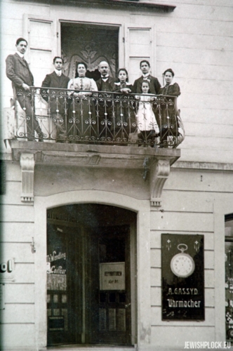 Sara Chaja (Helena) Szereszewska-Gassyt and her husband Abraham Hassyd (Gassyt) with children. On the ground floor of the tenement house their watchmaker's workshop was located, Zurich, around 1912